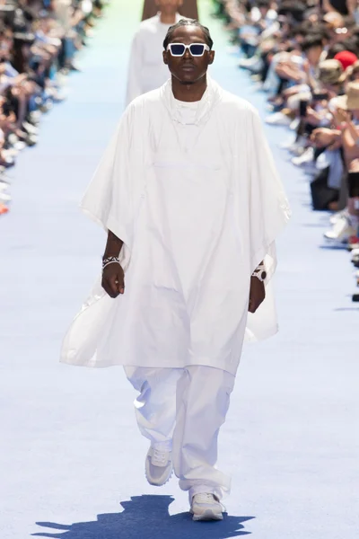 Look 16